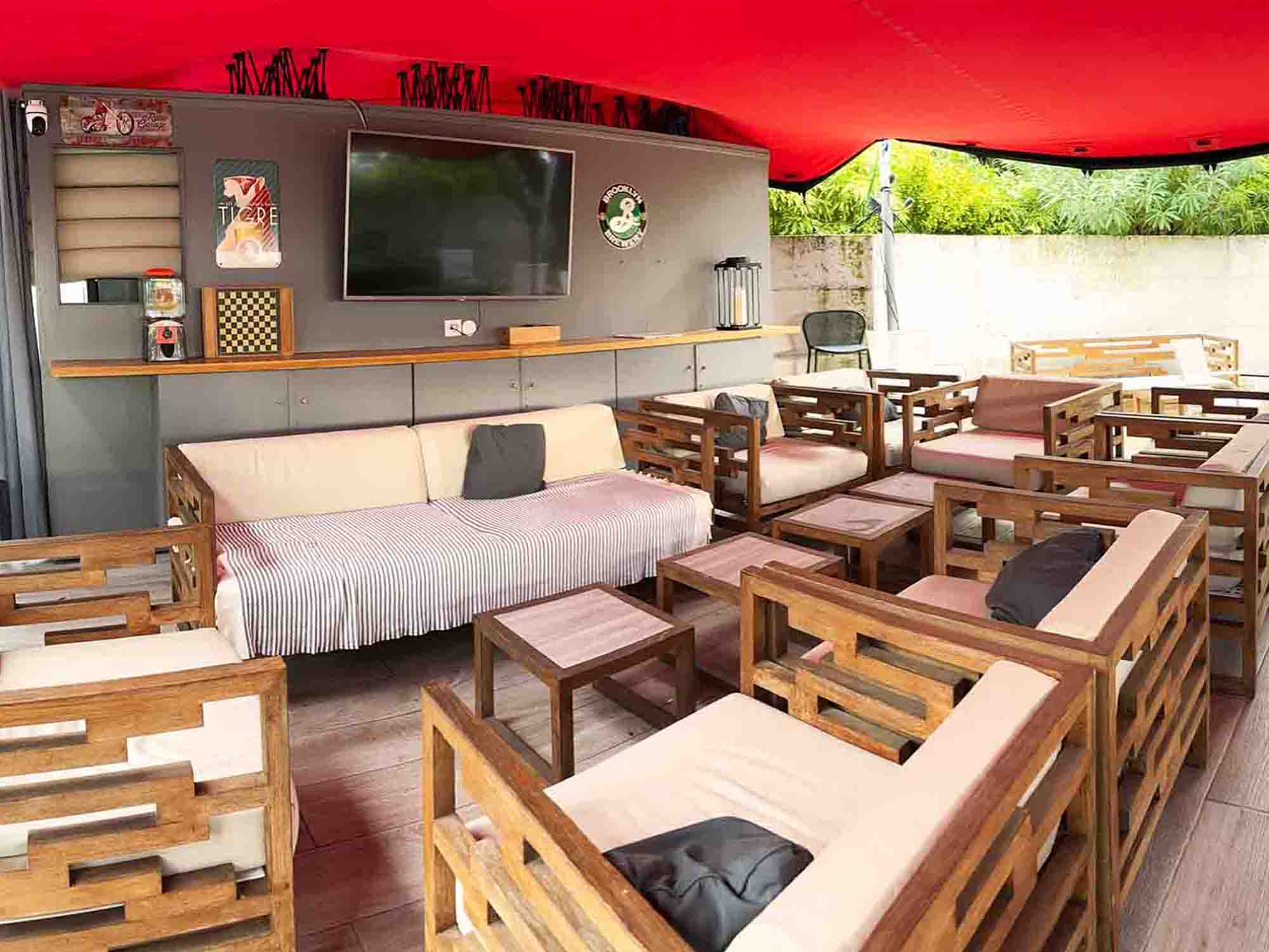 &eacute;cran t&eacute;l&eacute; &agrave; Triple 7 pub